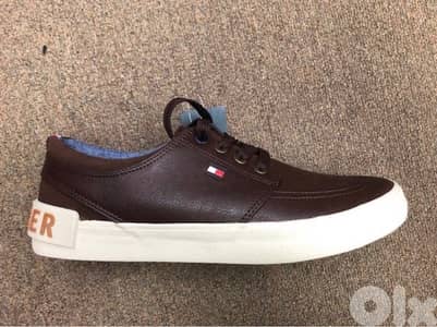 Tommy Hilfiger .
