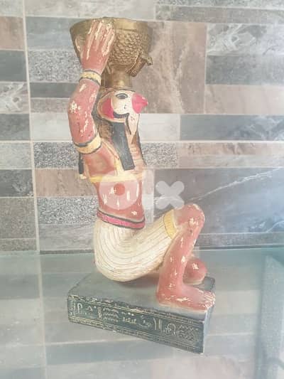 statue