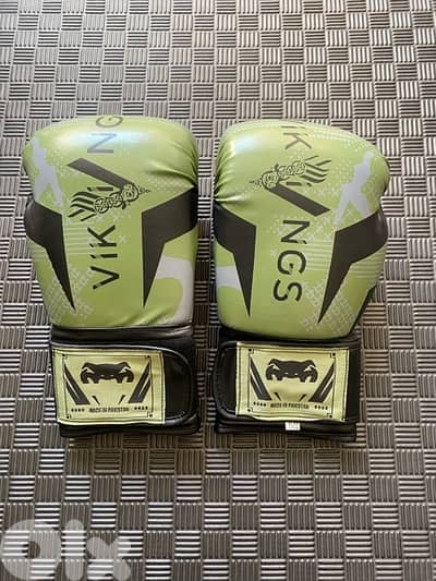 boxing gloves Vikings green