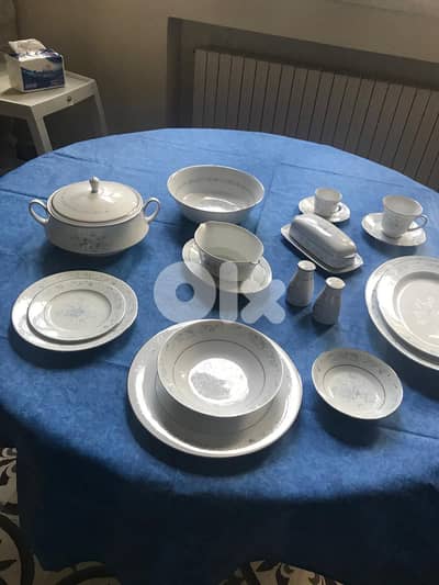 SET OF NEW PORCELAIN PLATES FOR 24 PERSONS