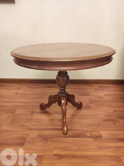 Walnut round table, beautiful finishing. (Revised Price)