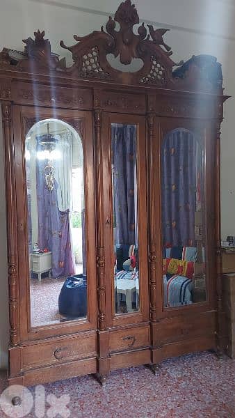 خزانة انتيك ٣ درف مميزة خشب جوز بحالة جيدة. antique closet 1