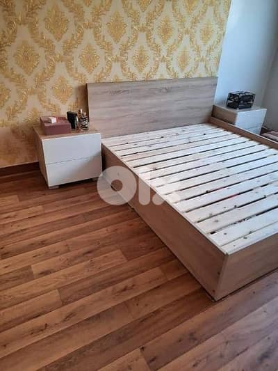 تخت مجوز مع مفرش خشب شوح مع 2 كومود جديدة من المعمل