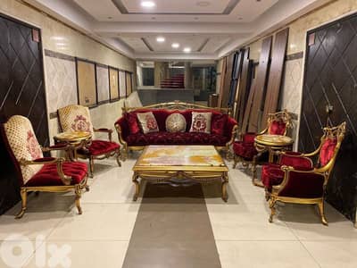 طقم كنبايات حفر خشب زان ملبس ورق دهب خمس قطع وطقم طاولات رخام