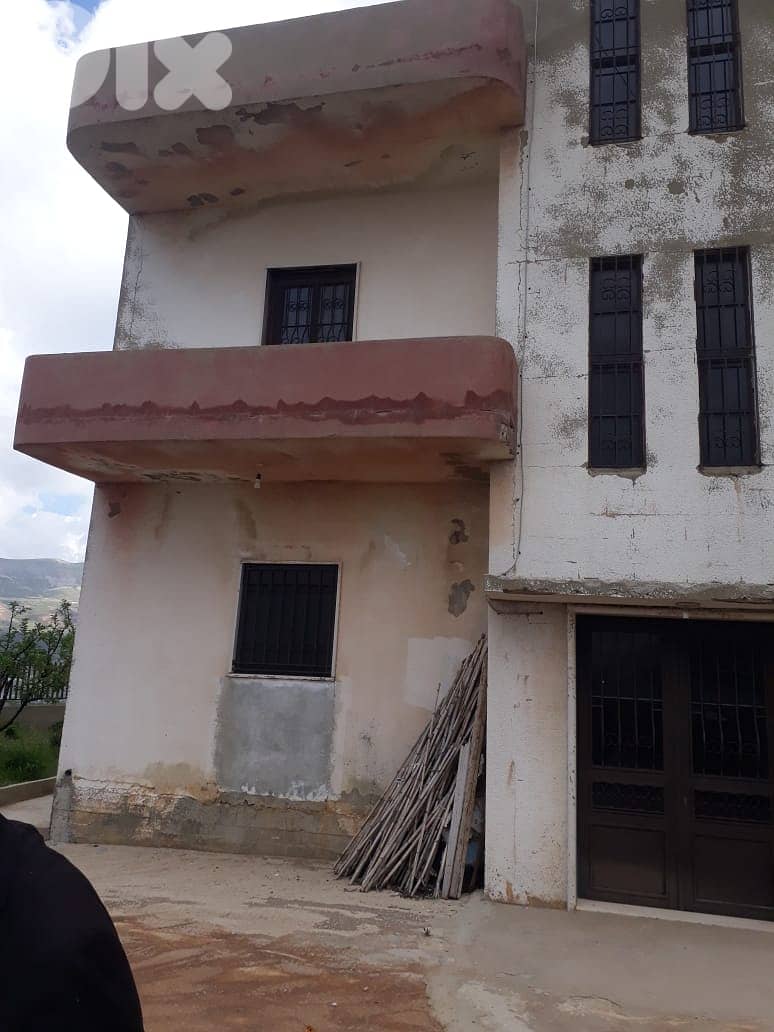 Building for sale in Tarchich + 2 floors Land بناية للبيع في ترشيش+ارض 3