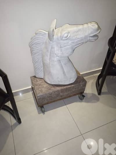 Marble Horse Head Statue, تمثال رأس الحصان الرخامي