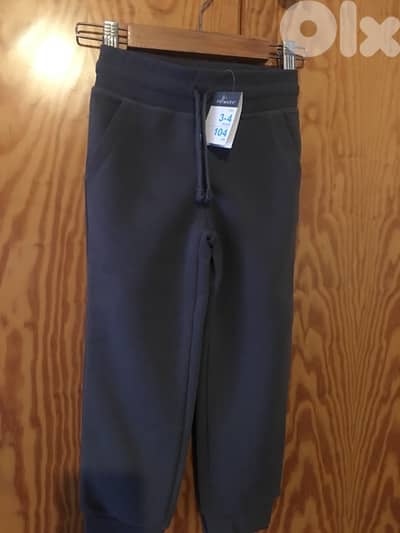 2 nouveaux survêtements 3-4 ans à 10$ les 2