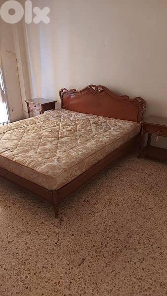 تخت king size بحالة جيدة جدا مع ٢ كومود