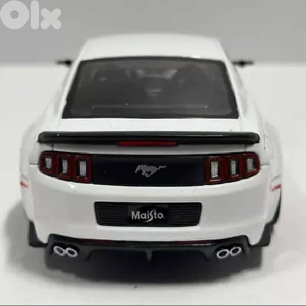 2014 Ford Mustang Street Racer diecast car model 1:24 4