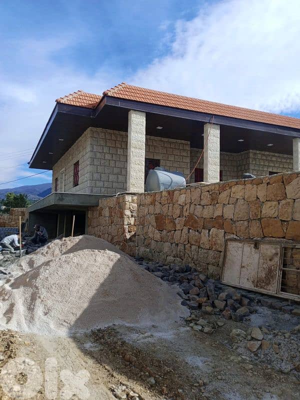 ارض مع بيت في الشوف نبع الصفا  للبيع land with house for sale in shouf 1