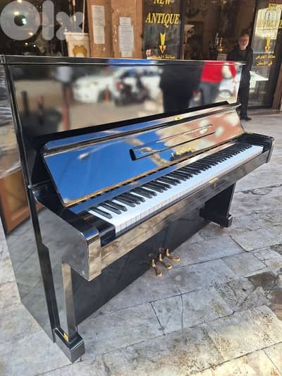 piano beautiful sound brand Yamaha 3 pedal like new