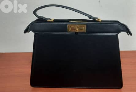 Handbag sac Fendi black. جزدان اسود
