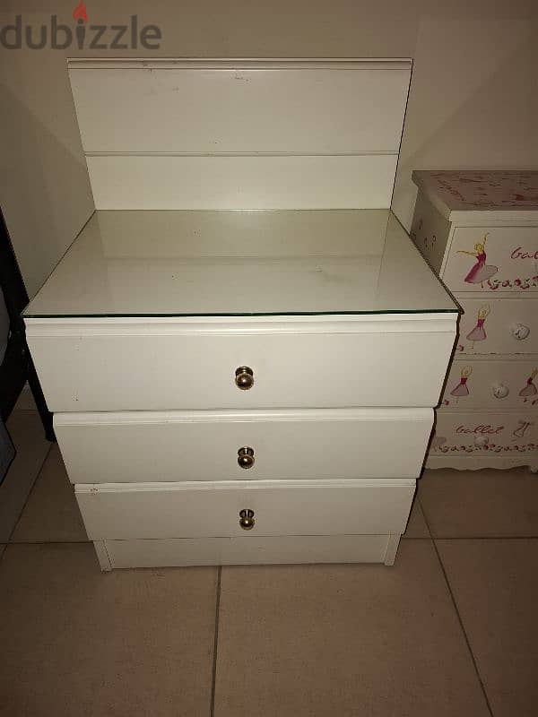 2 chests with drawers 1