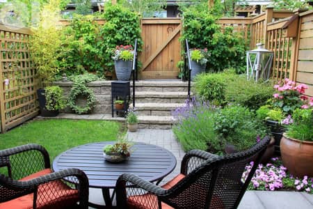 DOWNTOWN PRIME / PRIVATE GARDEN (350SQ) 3 BEDROOMS , (BT-690)