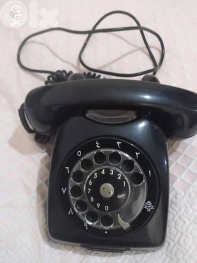 Old Black Telephoneتلفون بكرة اسود قديم
