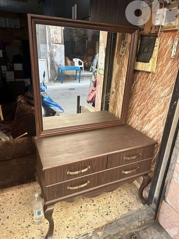 شفنيرة مع مرايا شغل مبلي توب كتير نظيفة 2
