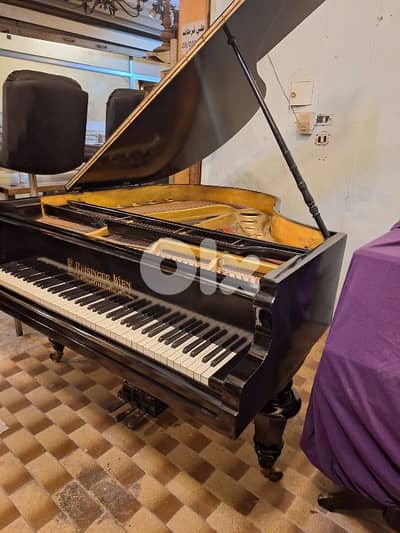 baby grand piano بيانو نمساوي خارق النظافة للعذف صوت نقي رائع جدا