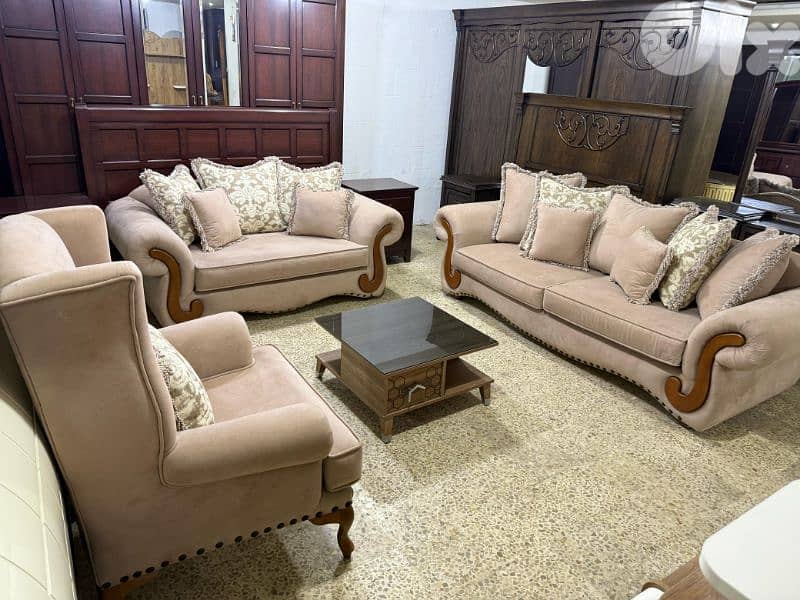 طقم كنبايات مودرن شغل Maximo مع طاولة نص وطاولة Tv شبه جديد 3