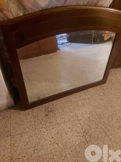 للبيع مرايه مع برواز خشب