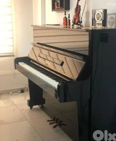 Yamaha piano acoustic made in Japan like new tuning warranty