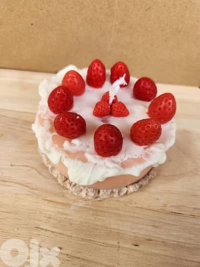 luna's strawberry Delight Candle