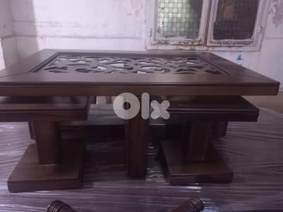 طاولة نص لصالون مع اربع طاولات صغار ملبسة قشر افركيه