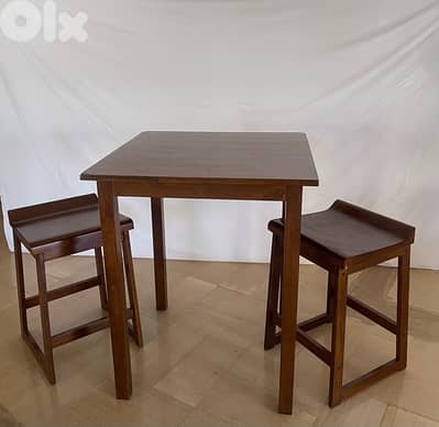 Table haute avec 2 tabourets