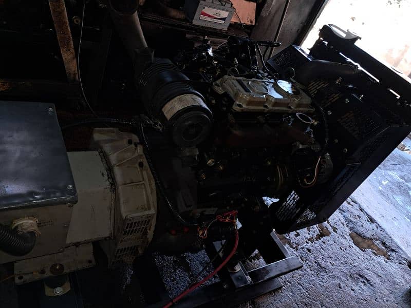 مولد 30 kva شبه جديد مجموعة انجليزية بدون كاتم 8