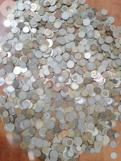 عملات أجنبية وعربية مشكلين قديمين