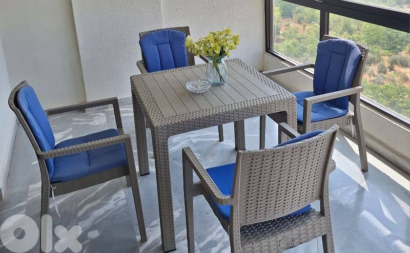 table with 4 chairs 1