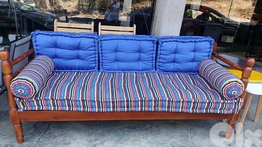 صوفا عربي مع فرش. Arabic sofa