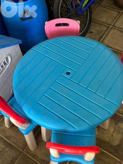 plastic table with 4 chairs