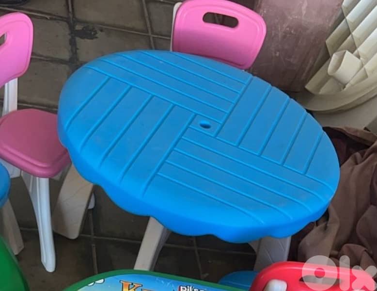 plastic table with 4 chairs 2