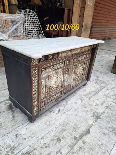 صندوق شرقي انتيك مرصع بالصدف وجه رخام كرارة