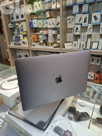 Used apple macbook pro 13 8/256 gb  Cor i5 2018  374 cycle