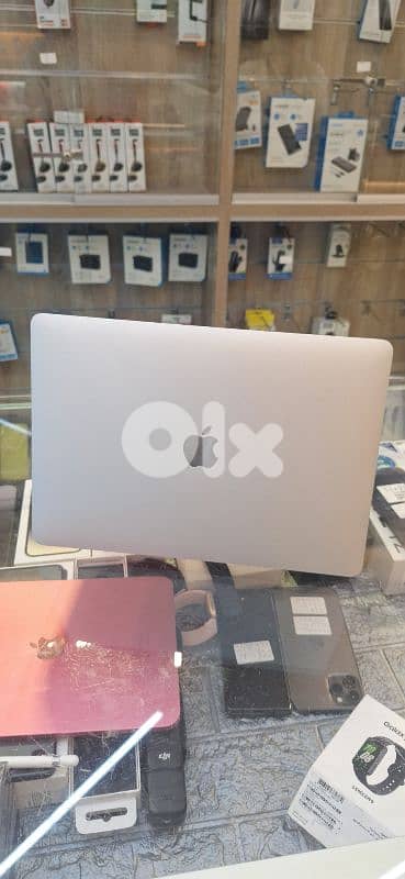 Used macbook air 13 2020  *cor i5 *8 gb ram *512 gb ssd  133 cycle