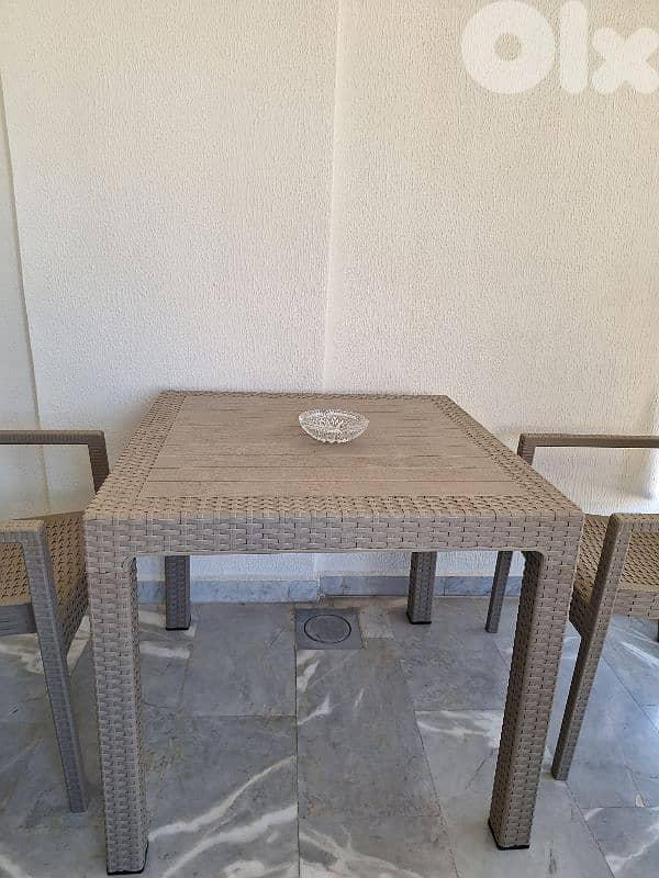 table with 4 chairs 4