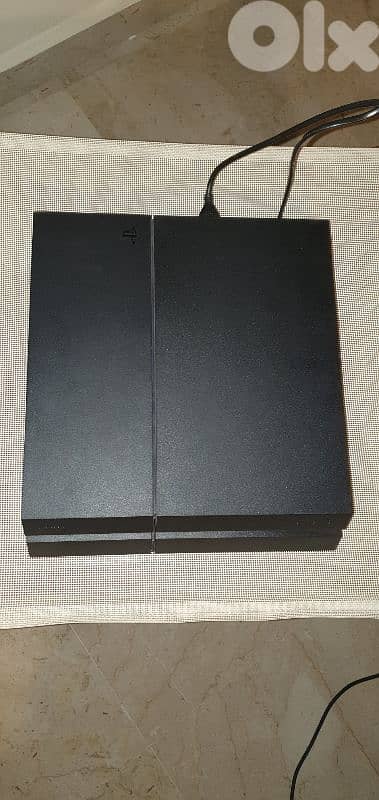Sony PS4 1 TB like new, with 2 controllers, with 6 original DVDs