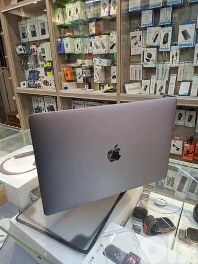 Used apple macbook pro 13 8/256 gb  Cor i5 2018  374 cycle