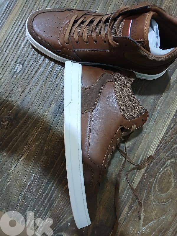 Tommy Hilfiger size 42 2