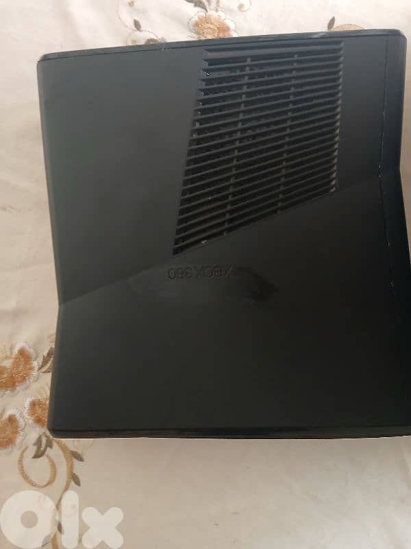 Xbox 360  with power cables +game 2