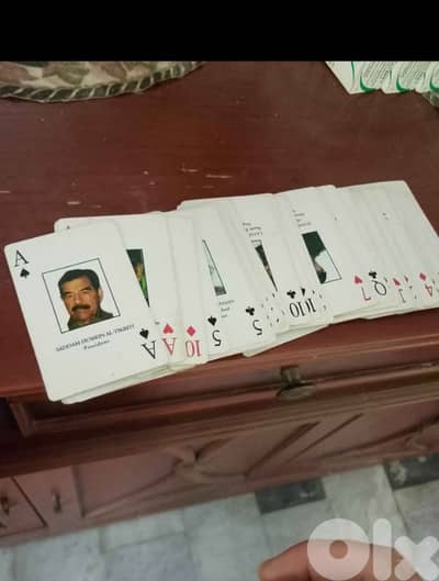 ورق لعب شدة مع صور لشخصيات عراقية من النظام السابق. .