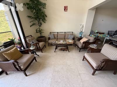 used living room in good condition