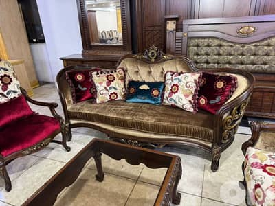طقم كنبايات حفر خشب زان ملكي خمس قطع وطاولة