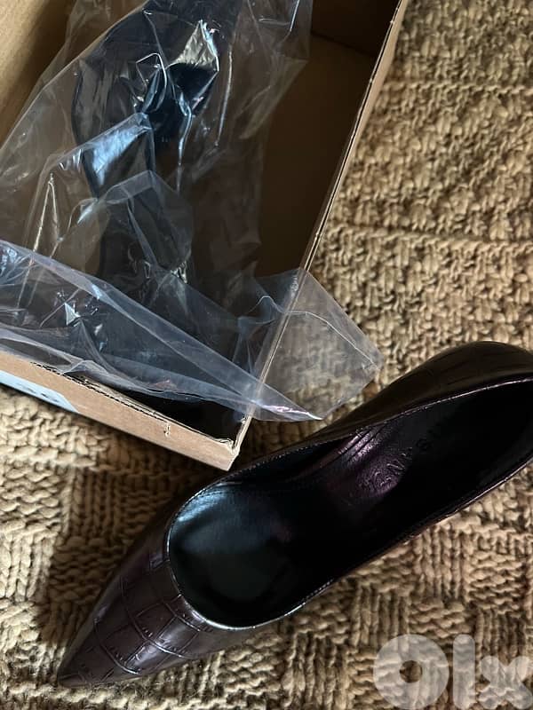 real leather new pump in box 2
