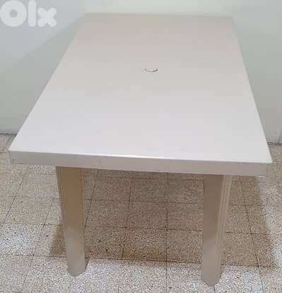 Table  Kamaplast  beige used  like  new 125 x 73   20$ beirut 03723895