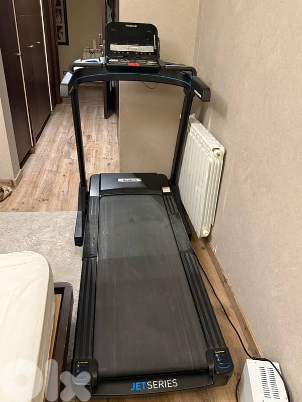 Reebok Treadmile Jet Searies 300 ( like new )with the ups 2