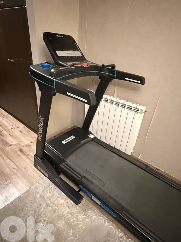 Reebok Treadmile Jet Searies 300 ( like new )with the ups 4