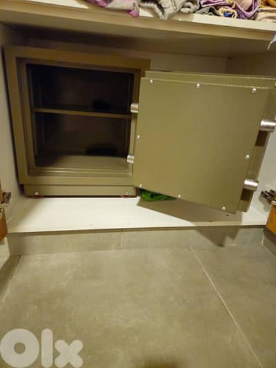 خزنة  Fire proof safe with keys
