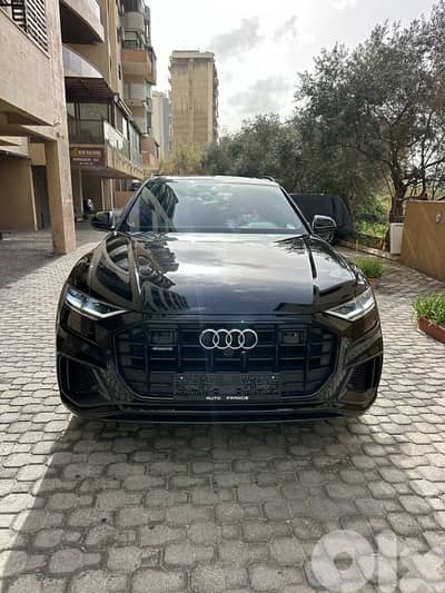 Audi Q8 Quattro S-line 2019 black on black (clean carfax)